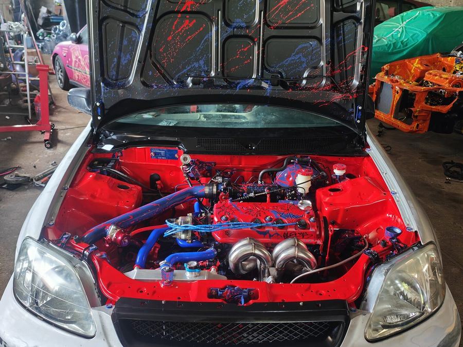 Civic EK blanche en cours de restauration dans l'atelier